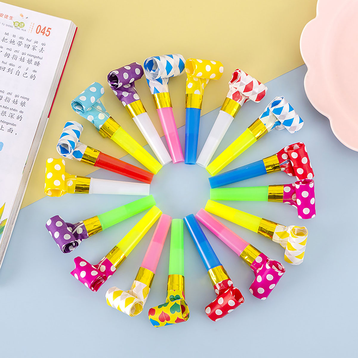Party Games Easter - 子供のためのカラフルなホイッスルおもちゃ、面白いおもちゃ、吹くドラゴンのホイッスル、ブローロールのおもちゃ、赤ちゃんのパーティーゲーム、幼児のための誕生日プレゼント、30個